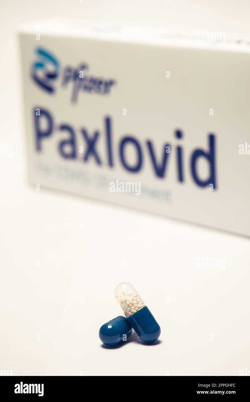 Pillola antivirale orale Paxlovid sviluppata da Pfizer Foto Stock