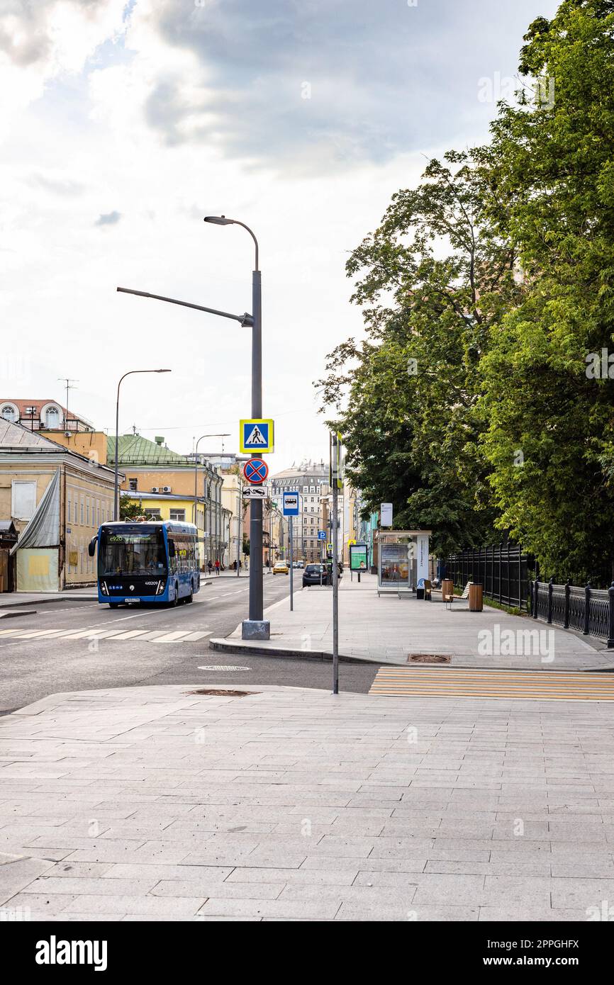 Autobus urbano in una stradina di Mosca la sera Foto Stock