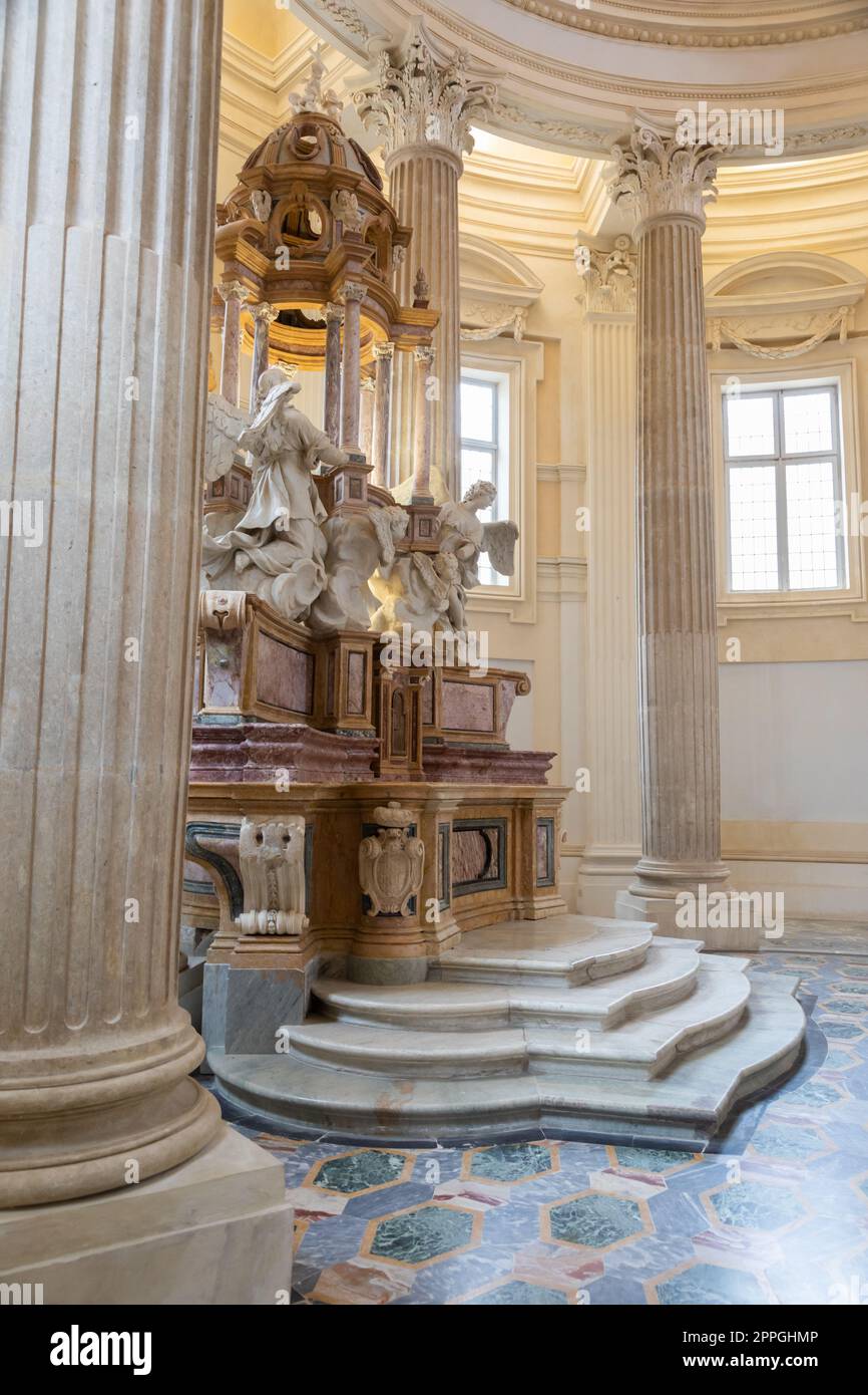 Altare barocco cattolico in Italia. Vecchio edificio religioso interno. Foto Stock