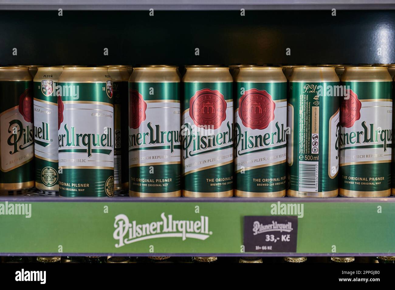 Birra Pilsner Urquell in un negozio Foto Stock