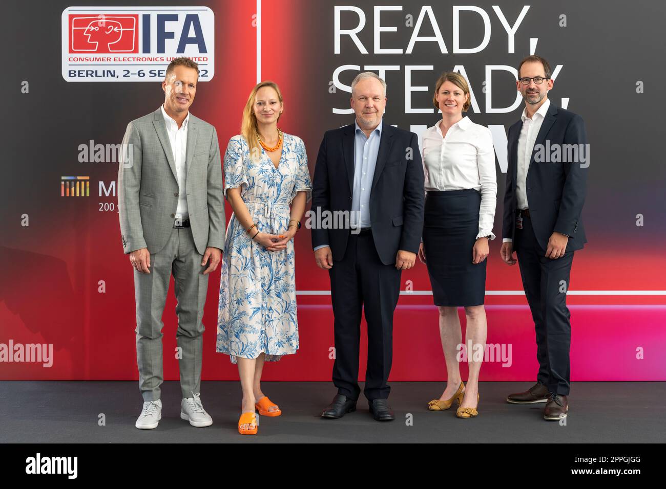 JÃ¶rg Bauer (COO MediaMarktSaturn Deutschland), Anna-Maria Seifert (CEO Berlin Photo Week), David Ruetz (Senior Vice President IFA), Dr. Sara Warneke (GeschÃ¤ftsfÃ¼hrerin der gfu), Kai Mangelberger (Direktor IFA 2022) (v.l.n.r) al calcio d'inizio dell'IFA 2022 Foto Stock