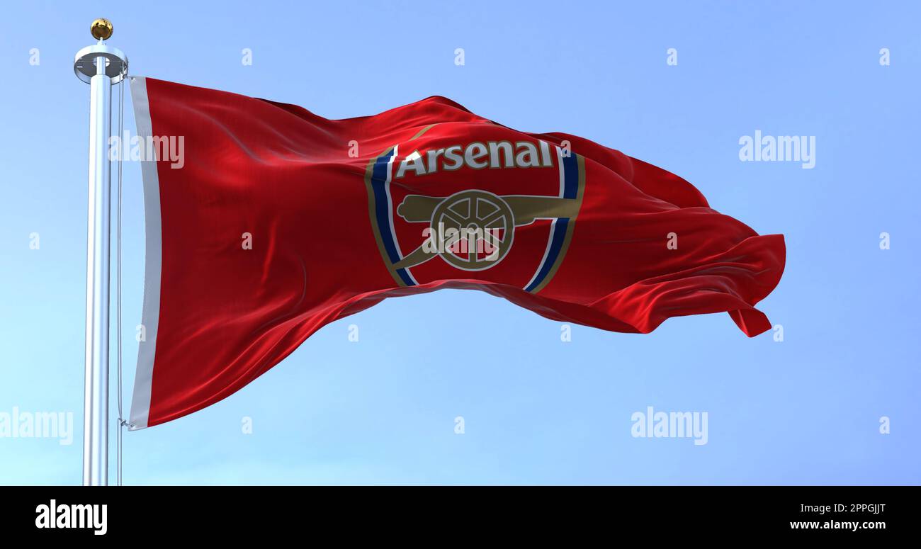 Londra, Regno Unito, maggio 2022: La bandiera dell'Arsenal Football Club che sventola nel vento in una giornata limpida Foto Stock