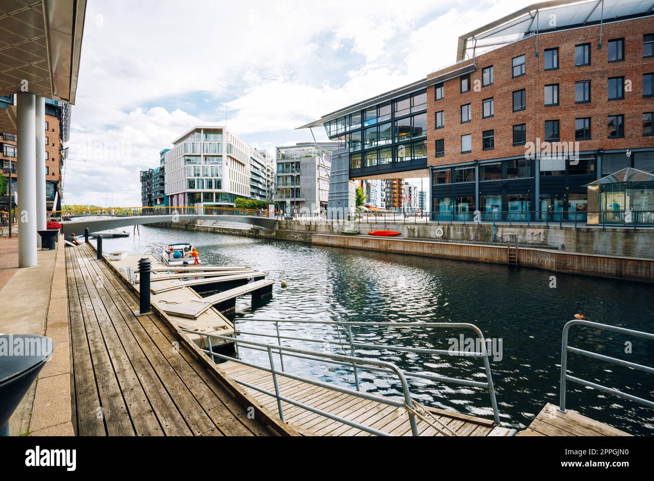 Architettura scandinava. L'edificio esterno di Aker Brygge è una zona popolare per lo shopping, i ristoranti e i divertimenti di Oslo, Norvegia Foto Stock