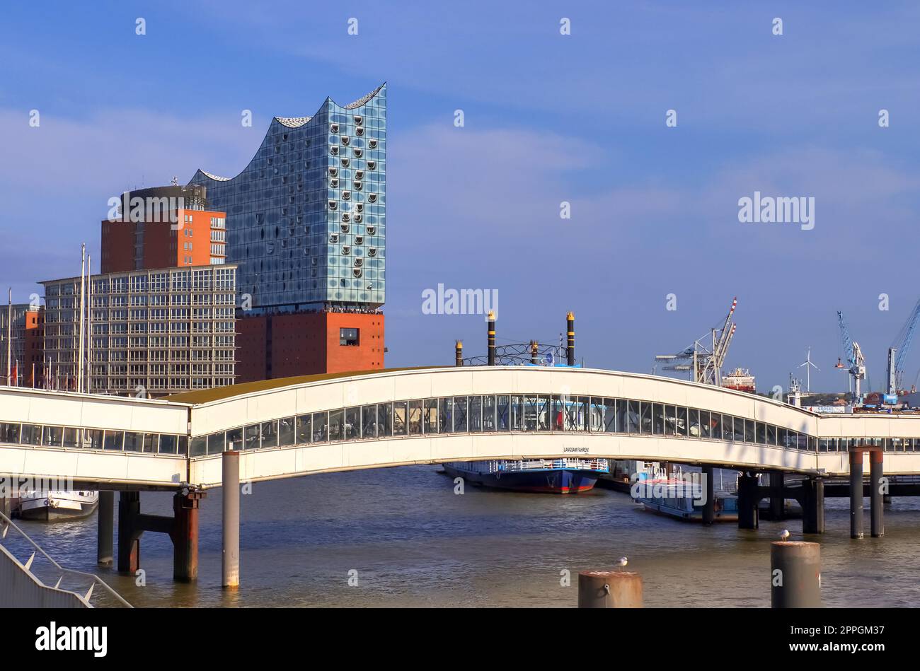 Amburgo, Germania - 27. Agosto 2022: Vista dell'edificio dell'Elbphilharmonie di Amburgo nel porto. Foto Stock