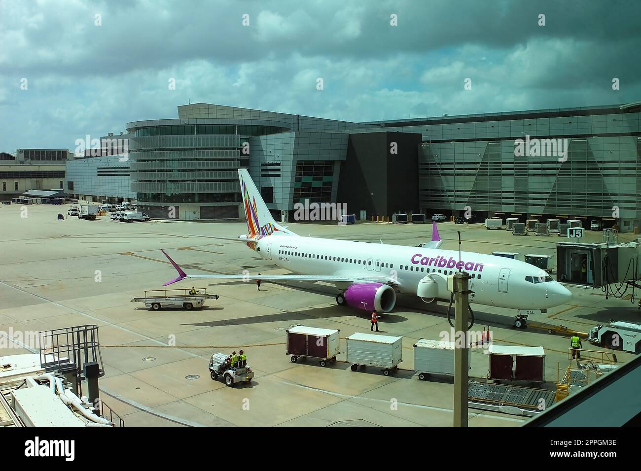 Francoforte sul meno, Germania - 9 maggio 2022: Aereo in piedi vicino al terminal dell'aeroporto di Francoforte sul meno. È uno degli aeroporti più trafficati d'Europa. Foto Stock