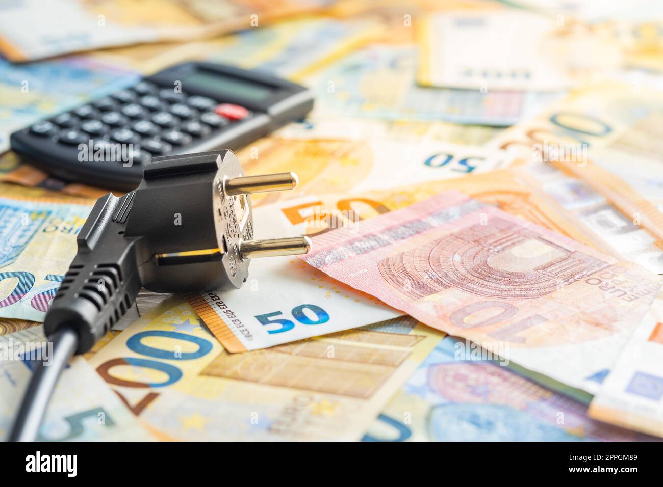 Spina elettrica, calcolatrice e euro money. Concetto di aumento dei prezzi dell'elettricità. Foto Stock