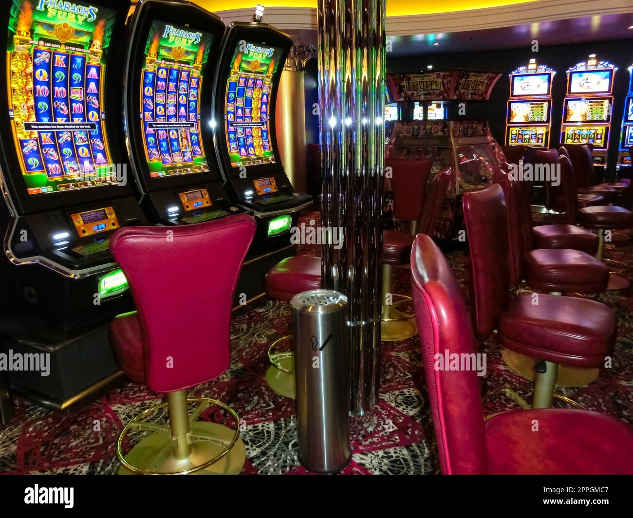 Miami, USA - 29 aprile 2022: Interno delle slot machine nel casinò a bordo di una nuova nave da crociera o di una nuova ammiraglia della MSC Seashore Foto Stock