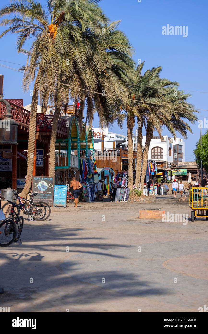 Passeggiata principale con negozi e ristoranti, vita quotidiana di una piccola cittadina esotica sul Mar Rosso, Dahab, Egitto Foto Stock
