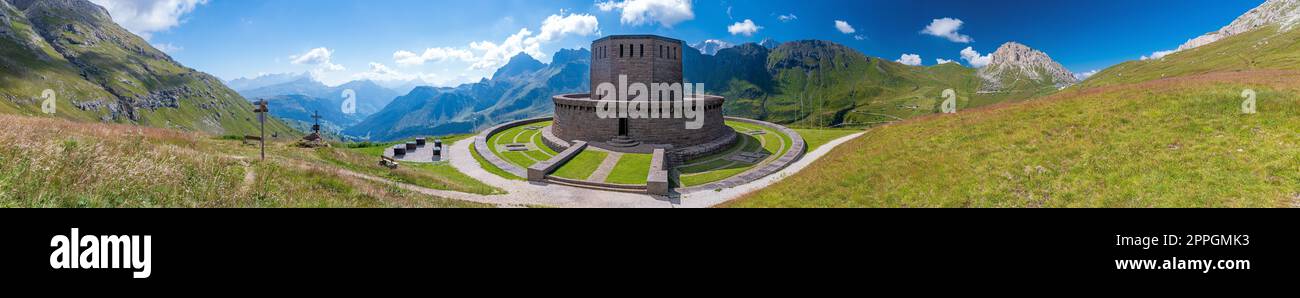 Passo Pordoi (passo Pordoi) nelle Dolomiti delle Alpi italiane in Italia con sepoltura tedesca e memoriale di guerra Foto Stock