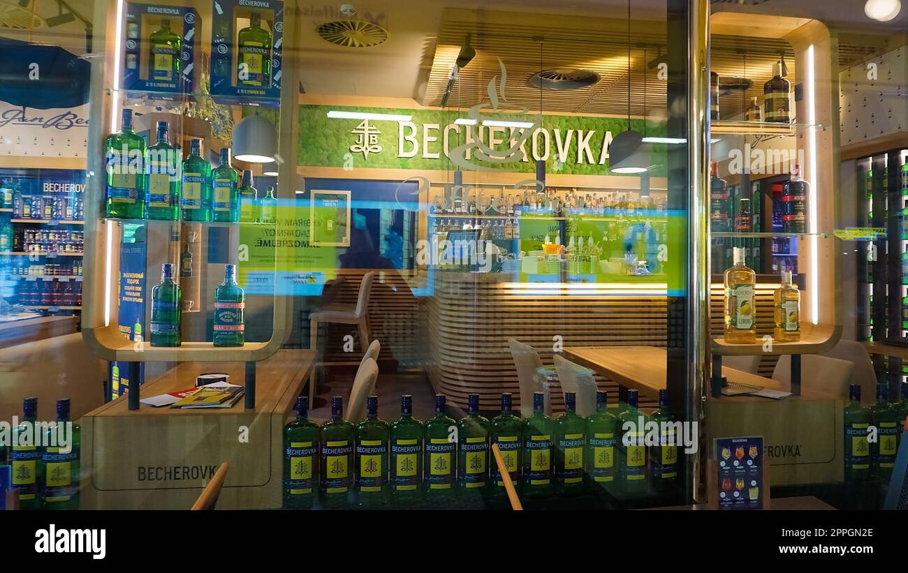Praga, Repubblica Ceca - 26 giugno, 2010: Becherovka in vendita nel supermercato Foto Stock