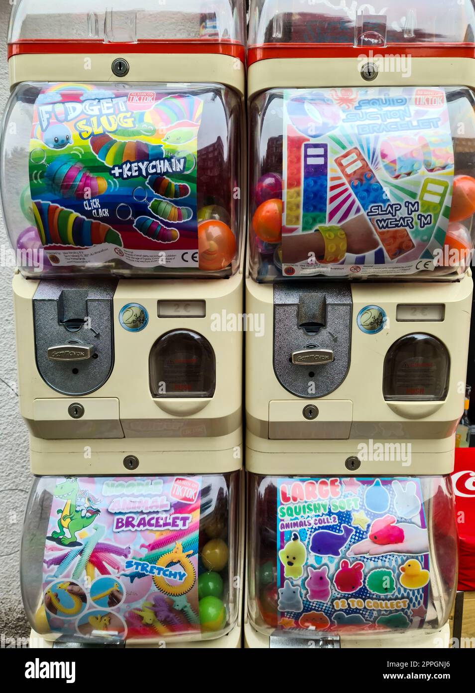 Amburgo, Germania - 3 settembre 2022: Due vecchi distributori automatici di gomme da masticare d'epoca per strada. Foto Stock