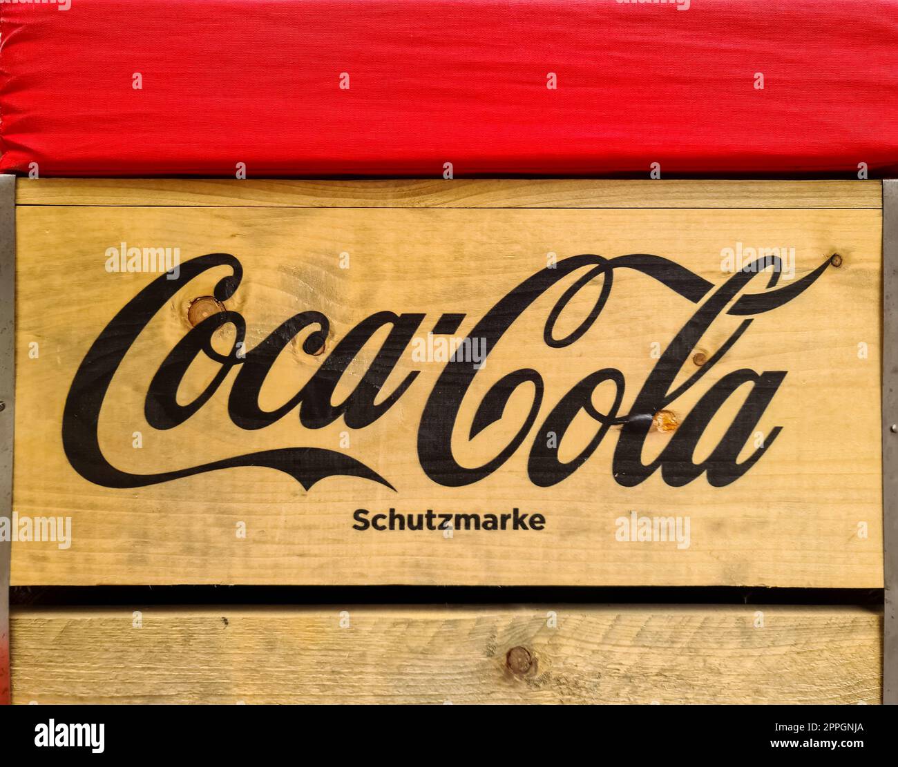 Amburgo, Germania - 3 settembre 2022: Logo Coca Cola su una vecchia superficie. Foto Stock