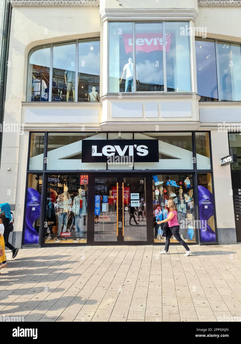 Amburgo, Germania - 3 settembre 2022: Ingresso a un negozio di abbigliamento Levis Foto Stock