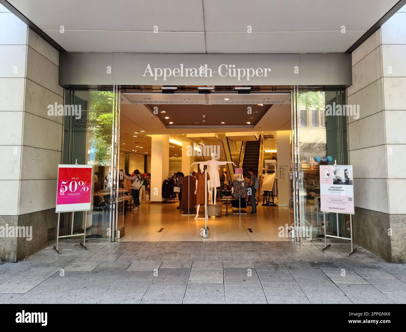 Amburgo, Germania - 3 settembre 2022: Ingresso al negozio di abbigliamento Appelrath Cuepper Foto Stock