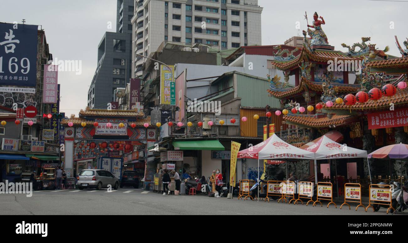Taipei, Taiwan, 04 marzo 2022: Mercato notturno di Raohe St. Nella città di Taipei Foto Stock