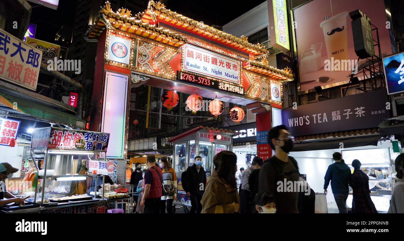 Taipei, Taiwan, 12 marzo 2022: Mercato di strada di Raohe St. Nella città di Taipei Foto Stock