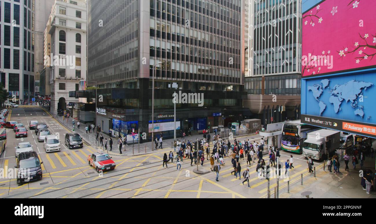 Centrale, Hong Kong 27 gennaio 2021: La gente attraversa la strada in città Foto Stock