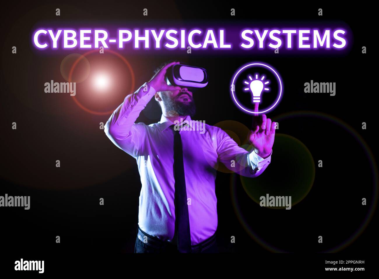 Didascalia di testo che presenta i sistemi fisici informatici. Meccanismo di approccio aziendale controllato da algoritmi basati su computer Man Holding tablet con grafico e penna che punta su freccia verso l'alto. Foto Stock