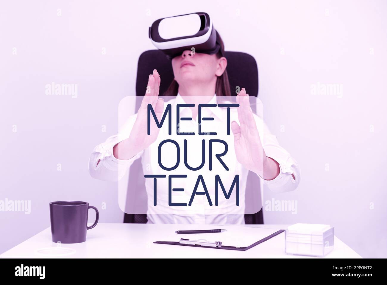 Visualizzazione concettuale incontra il nostro team. Internet Concept presentazione di un incontro di lavoro di squadra con un gruppo di donne che indossano cuffie e competenze di apprendimento sul simulatore di realtà virtuale. Foto Stock