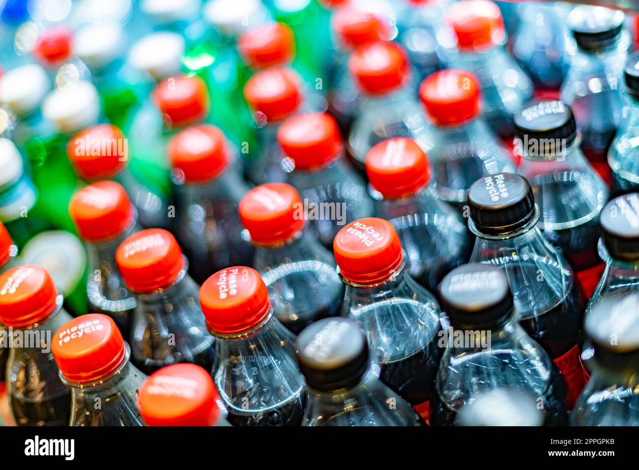 Bottiglie di bevande messe in vendita in un frigorifero commerciale Foto Stock