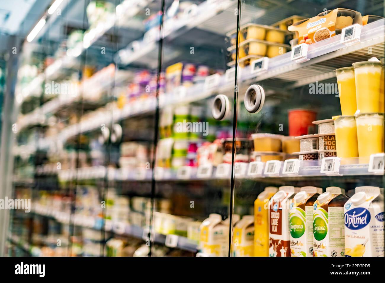 Prodotti alimentari esposti in un frigorifero commerciale Foto Stock
