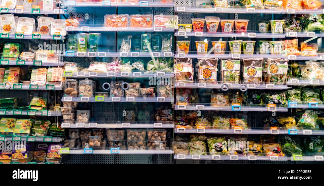 Prodotti alimentari esposti in un frigorifero commerciale Foto Stock