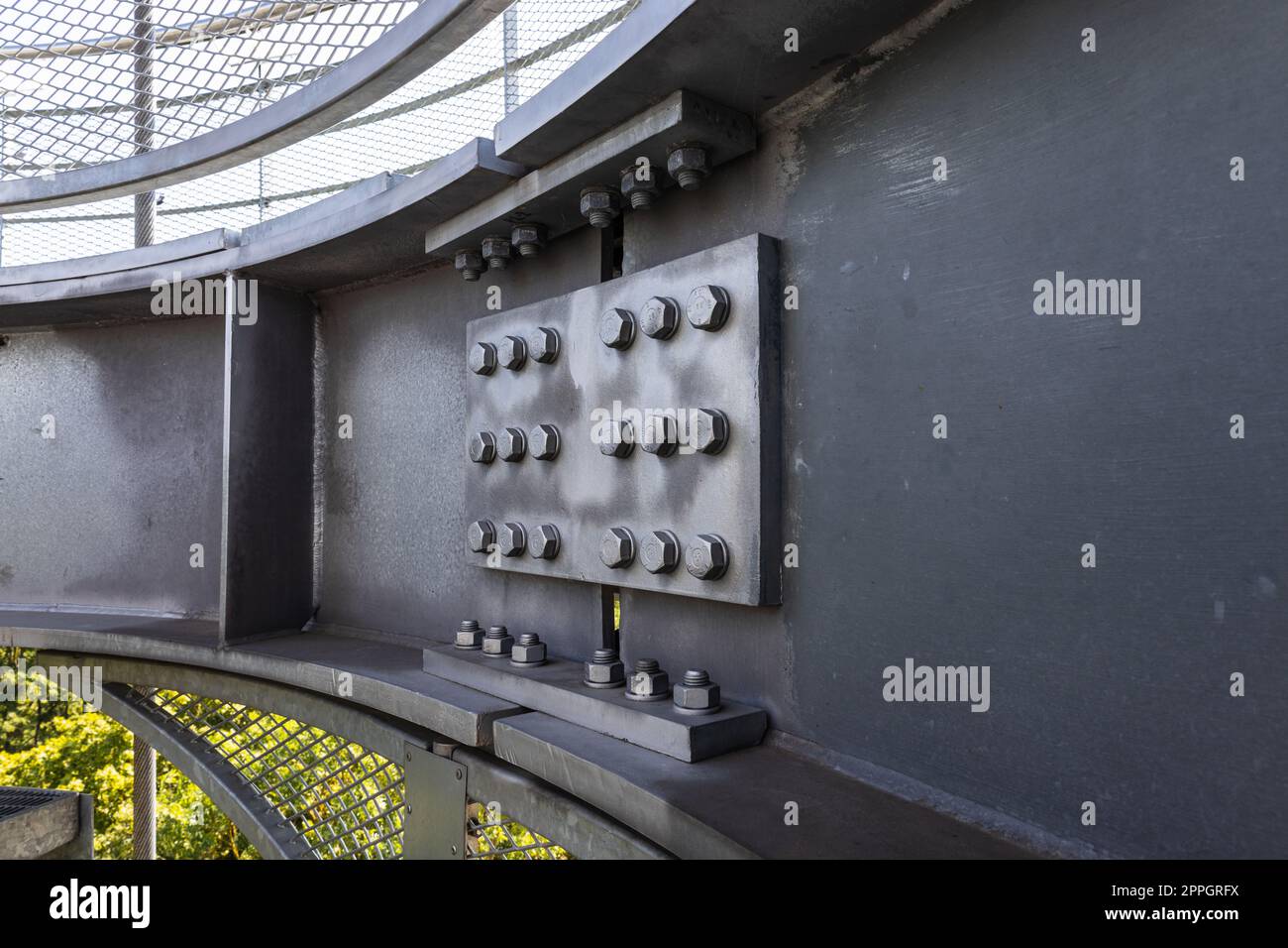 Dettaglio dei bulloni a vite in acciaio che collegano una struttura industriale massiccia in acciaio Foto Stock