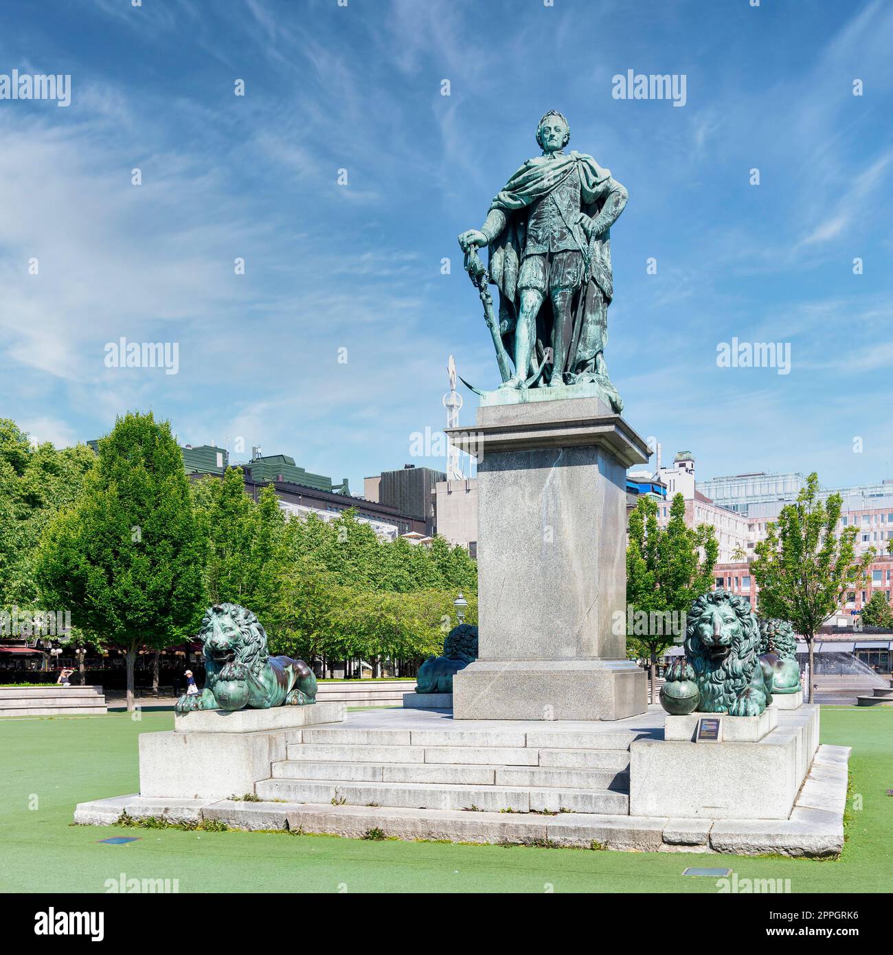 Statua del Re Carlo XIII che mediava il Giardino del Re, Kungstradgarden, o Kungsan, un parco nel quartiere di Norrmalm, nel centro di Stoccolma, in una giornata estiva di sole, Foto Stock