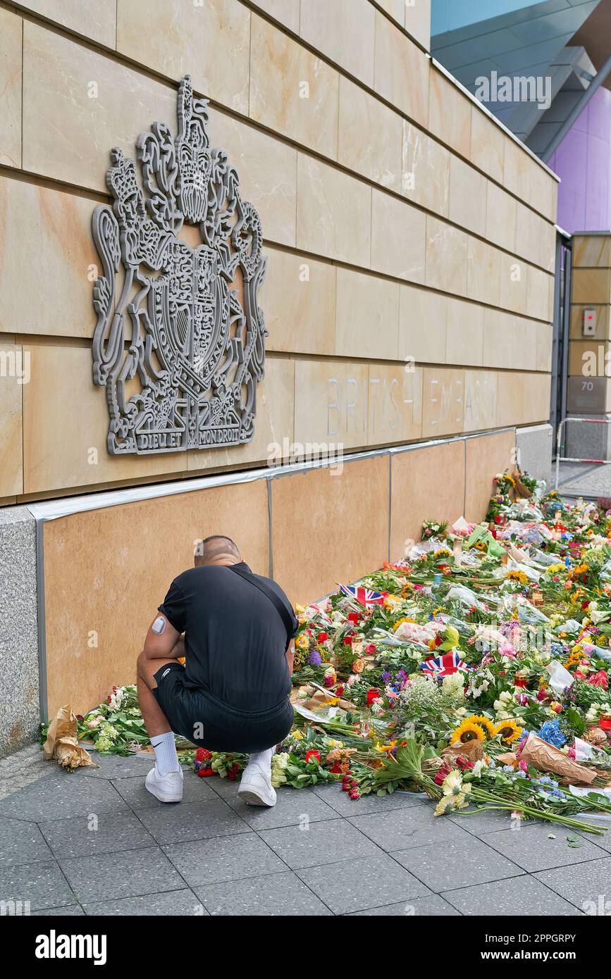 Espressioni di simpatia per i fiori subito dopo la notizia della morte della Regina Elisabetta II all'Ambasciata britannica a Berlino Foto Stock