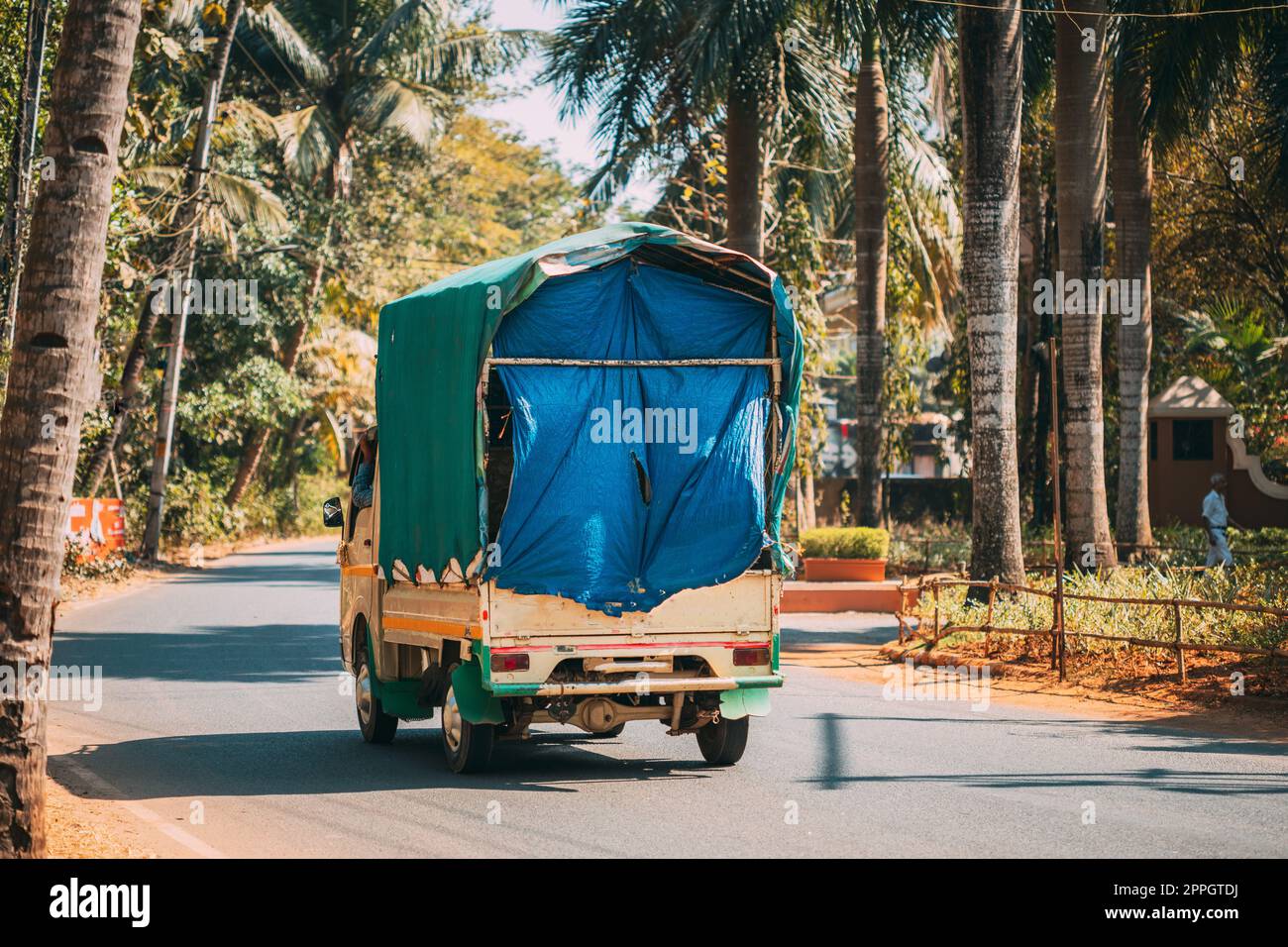 Goa, India. Un piccolo camion si muove lungo City Street. Vista posteriore Foto Stock