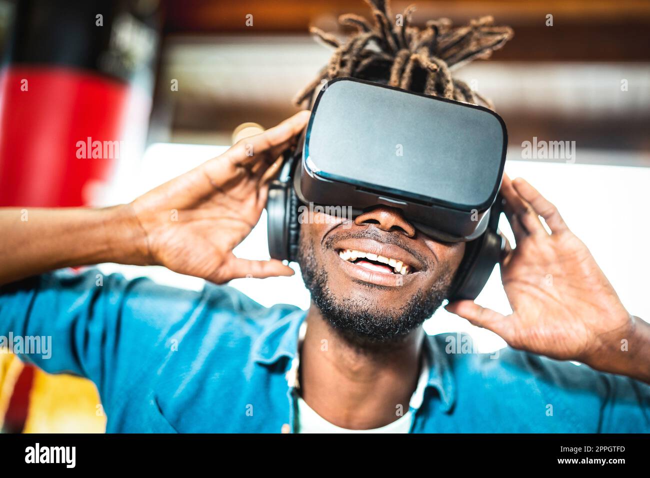 Giovane afro americano Guy experiencing vr glasses game - realtà virtuale e tecnologia indossabile concetto con uomo felice divertirsi con occhiali da vista - G Foto Stock