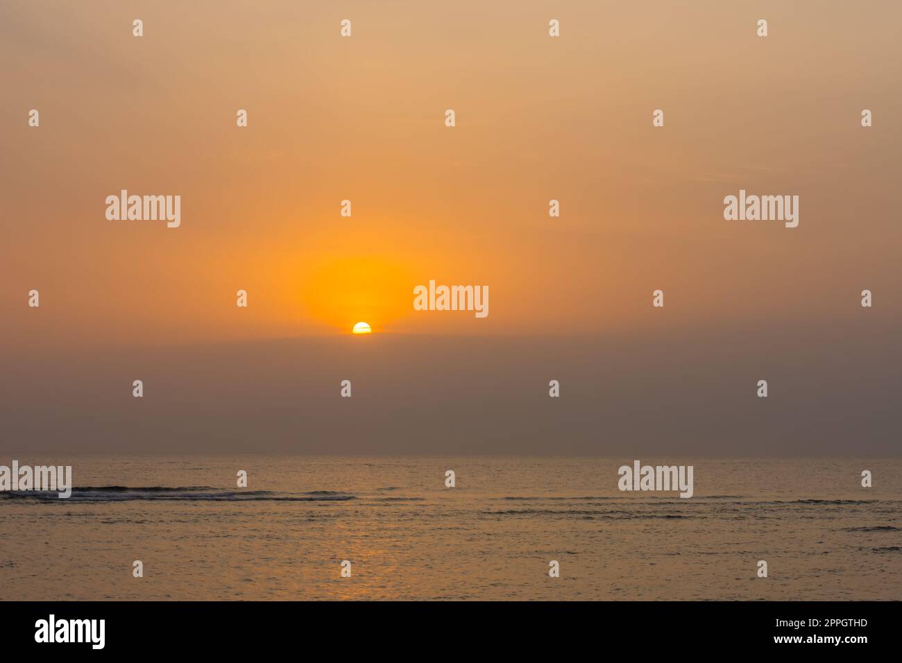 sole mezzo coperto durante l'alba in vacanza Foto Stock