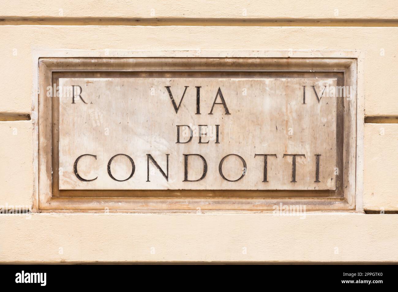 Roma, Italia. Targa della famosa strada condotti - Via dei condotti - centro dello shopping romano di lusso. Foto Stock