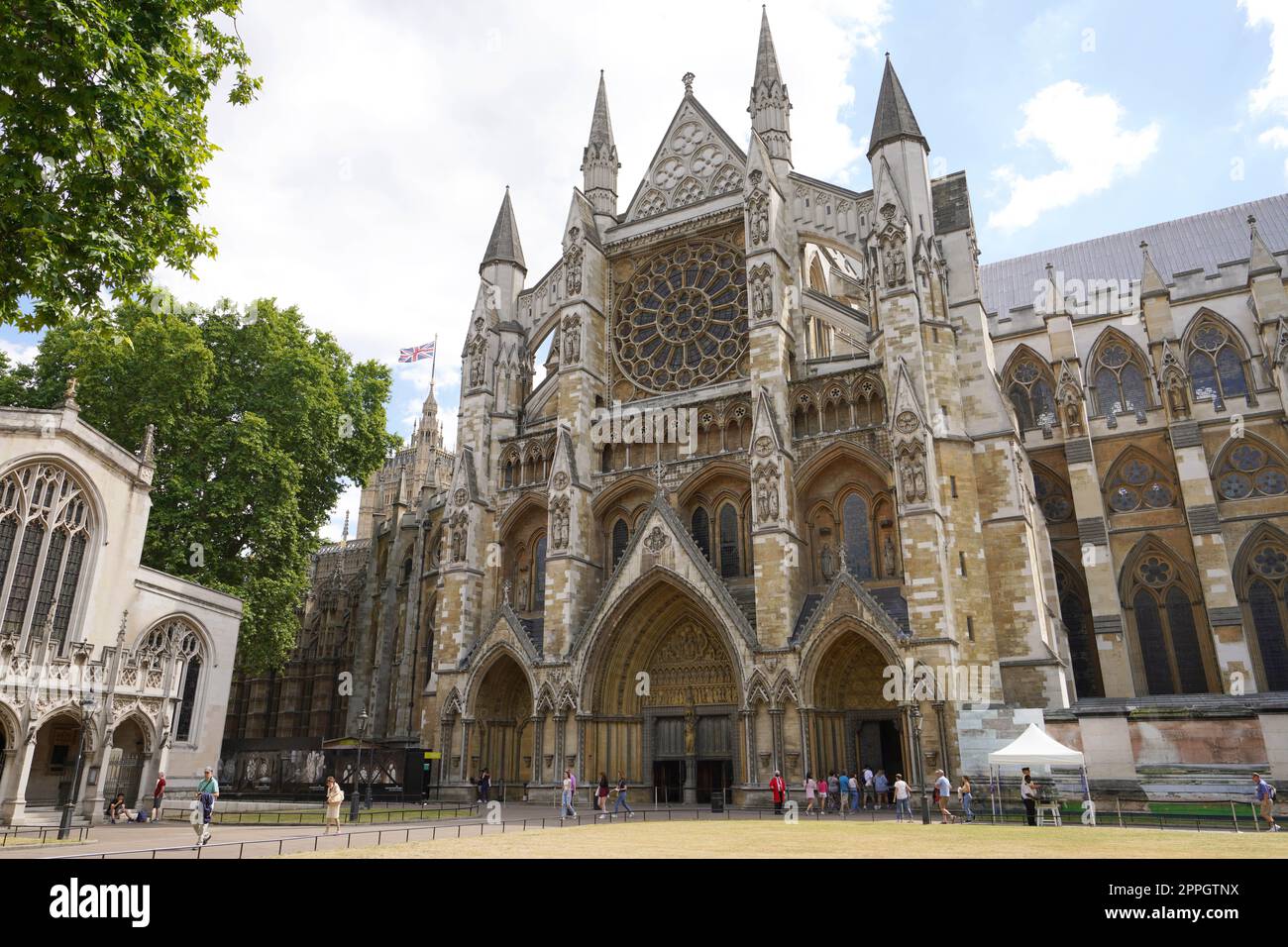 LONDRA, Regno Unito - 15 LUGLIO 2022: Westminster Abbey Facade a Londra, Inghilterra Foto Stock