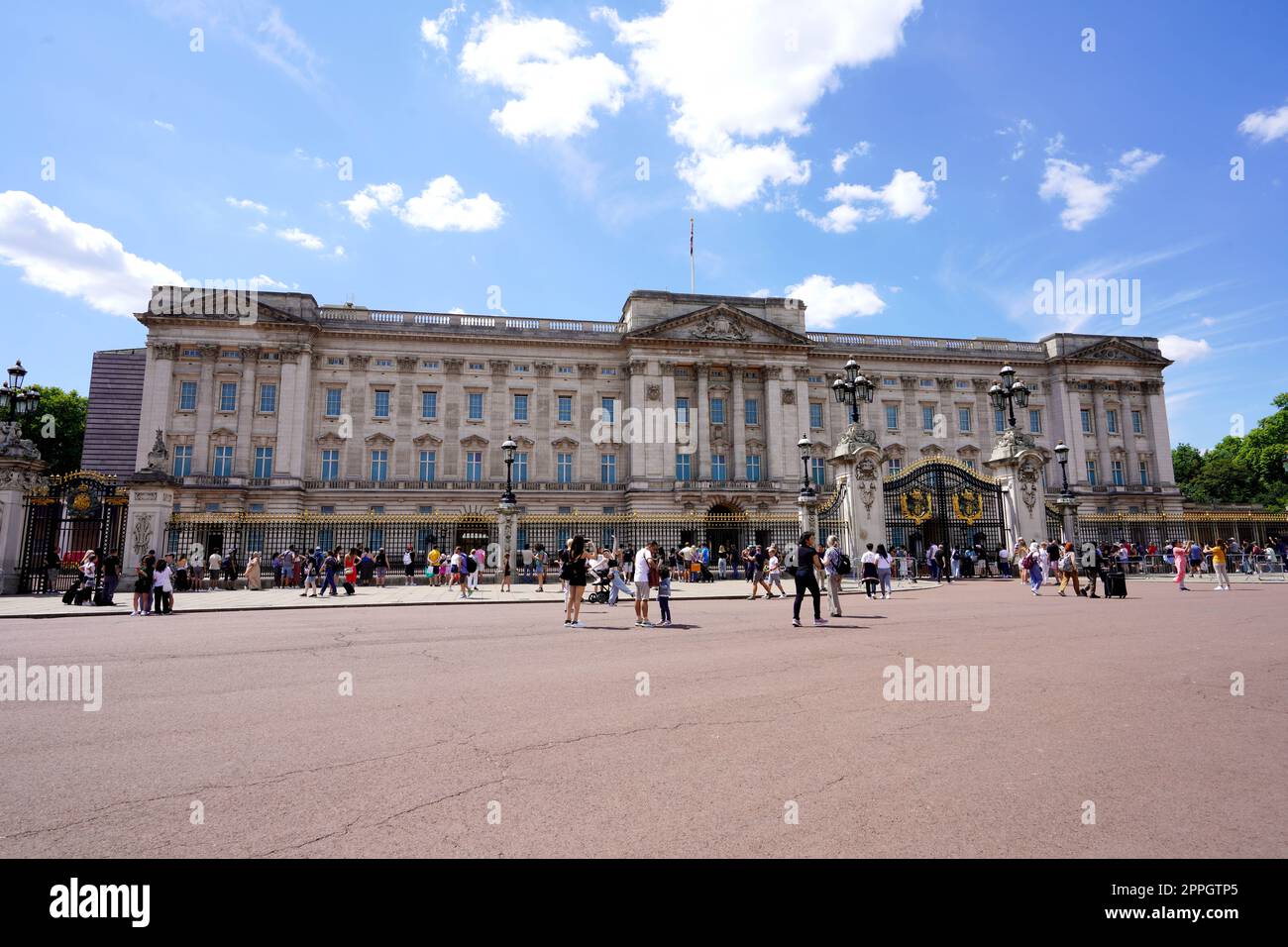 LONDRA, REGNO UNITO - 15 LUGLIO 2022: Buckingham Palace è una residenza reale di Londra e sede amministrativa del monarca del Regno Unito Foto Stock