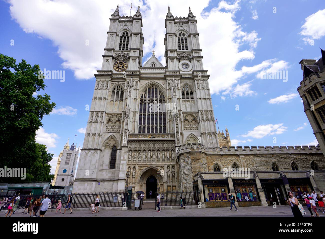 LONDRA, Regno Unito - 15 LUGLIO 2022: Westminster Abbey West Facade, Londra, Inghilterra Foto Stock