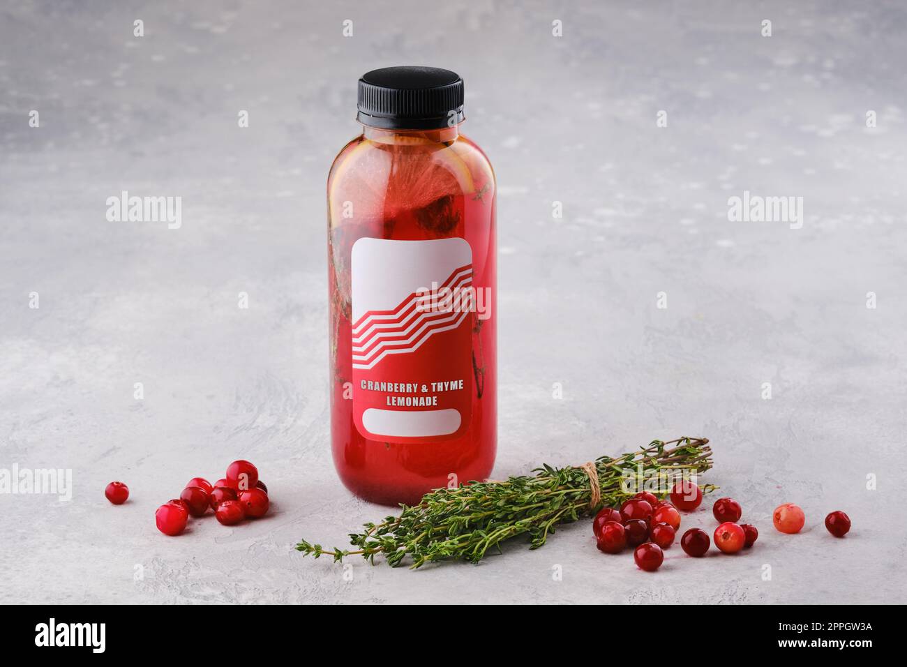 Bottiglia piccola con mirtilli rossi e limonata di timo Foto Stock