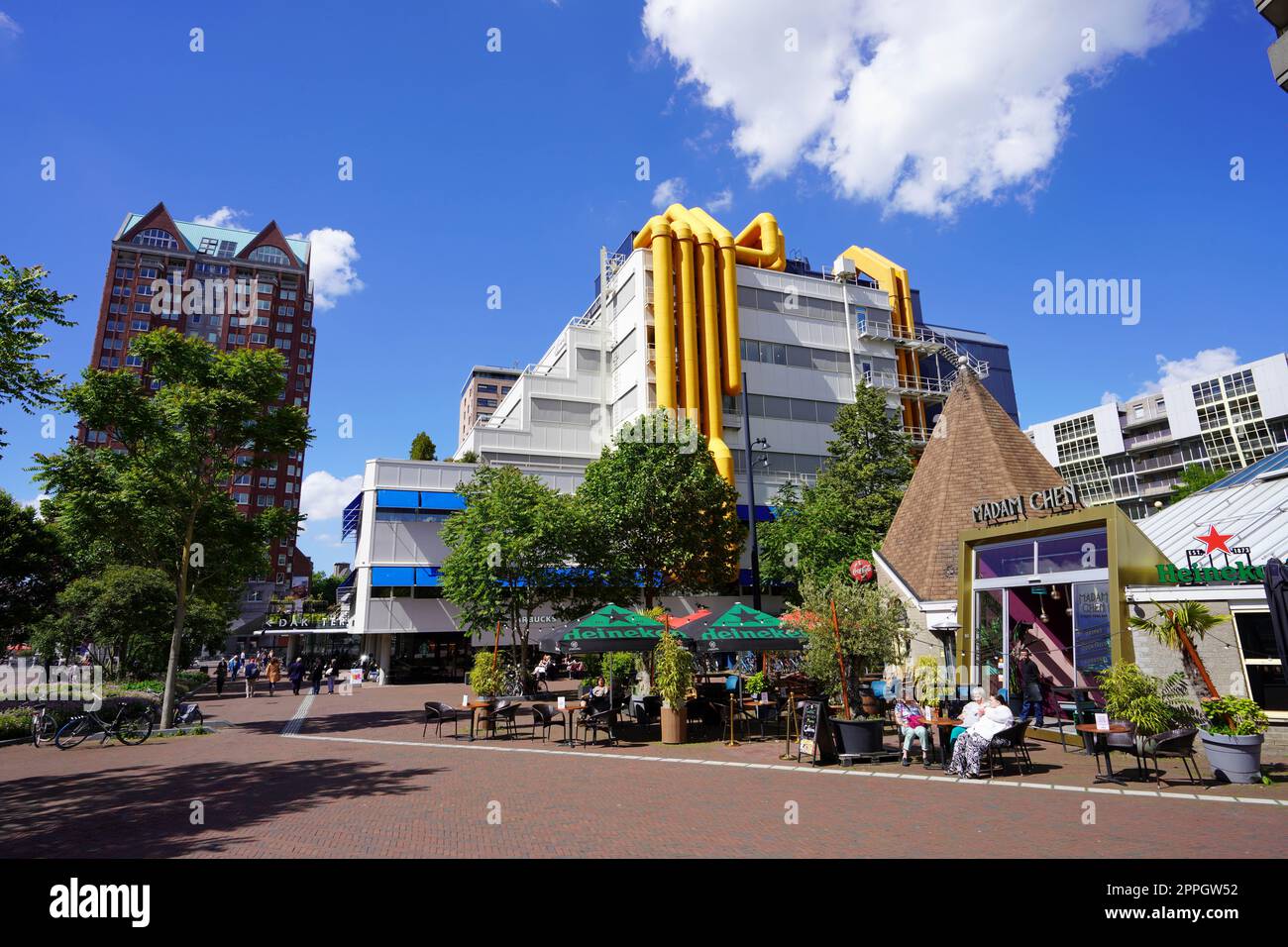 ROTTERDAM, PAESI BASSI - 9 GIUGNO 2022: Il paesaggio urbano di Rotterdam con la Biblioteca Centrale Rotterdam contro il cielo blu, Paesi Bassi Foto Stock
