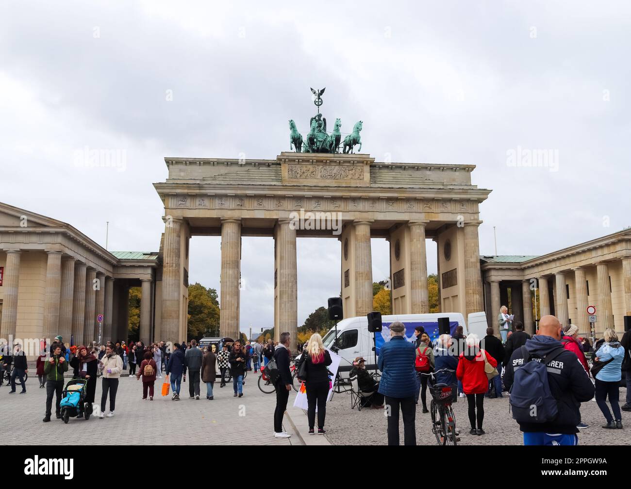 Berlino, Germania - 03. Ottobre 2022: La porta di Brandeburgo nella vacanza del 3 ottobre a Berlino. Foto Stock