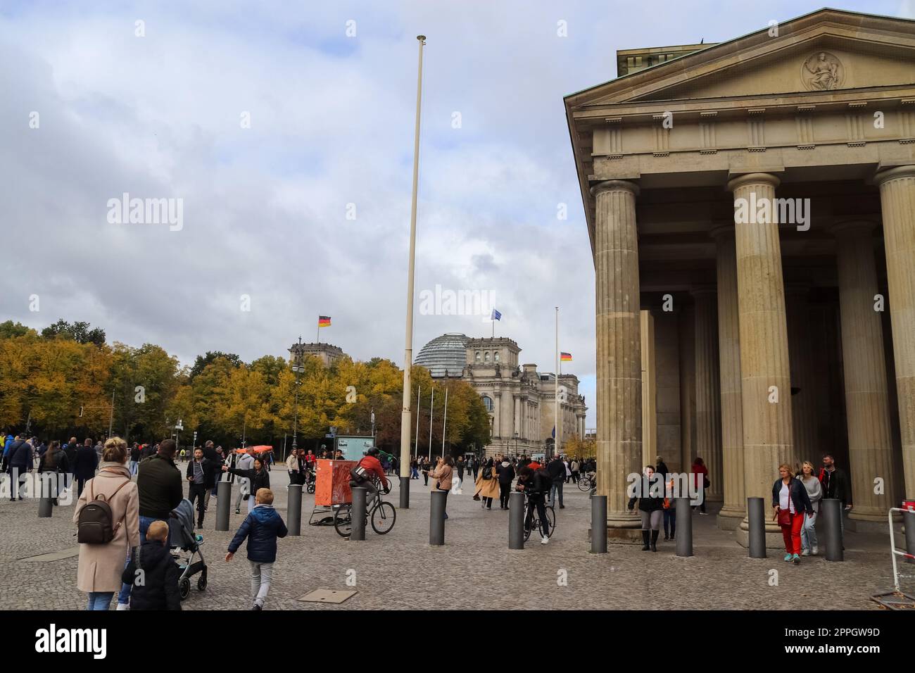 Berlino, Germania - 03. Ottobre 2022: La porta di Brandeburgo nella vacanza del 3 ottobre a Berlino. Foto Stock