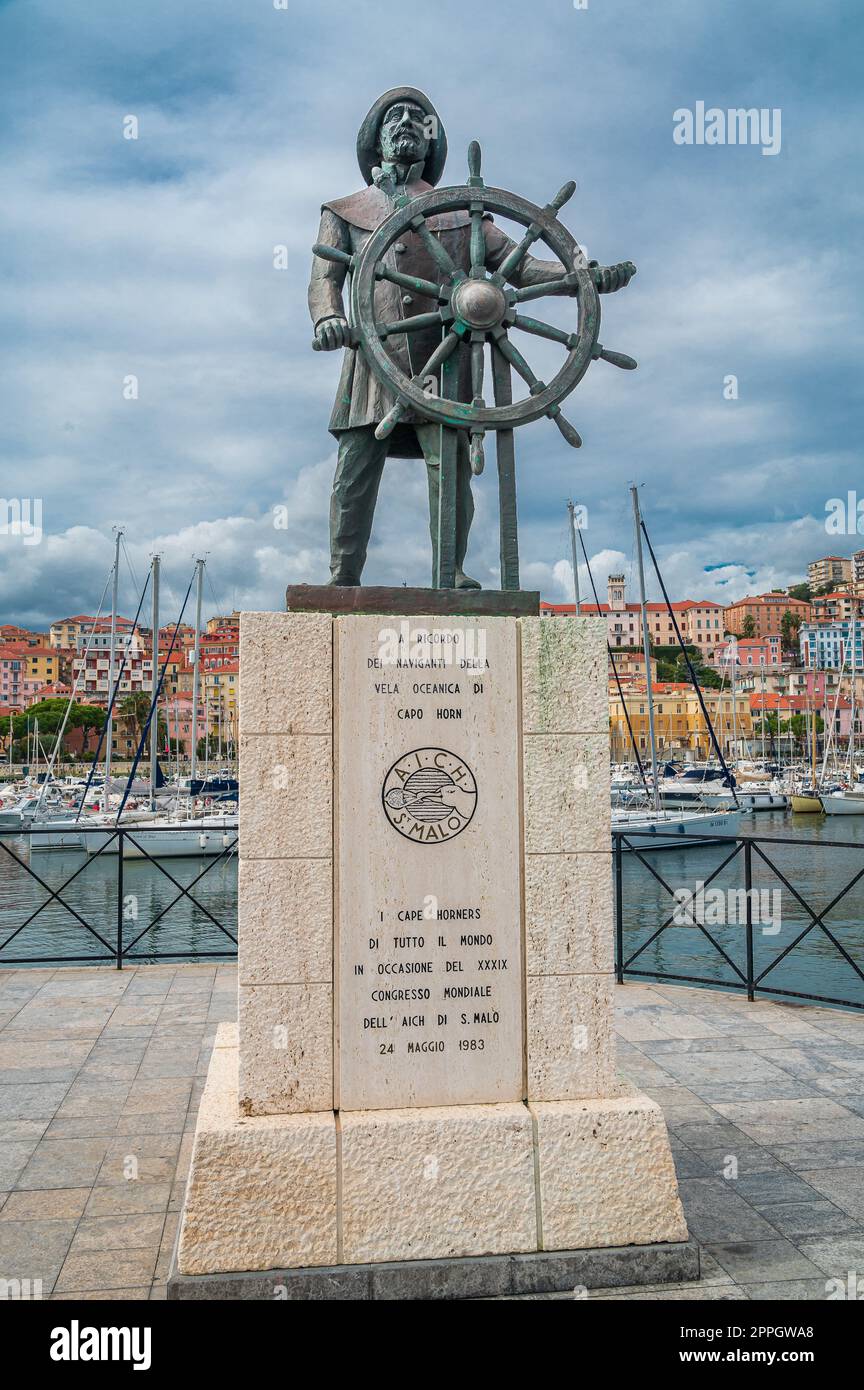 Statua nel porto di Porto Maurizio Foto Stock