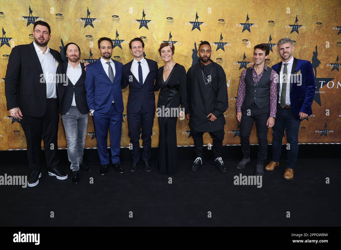 Sera finale,Kevin Schroedter,Lin-Manuel Miranda e parti della produzione del musical originale,prima del musical Hamilton all'Operettenhaus,Amburgo,06.10.2022 Foto Stock