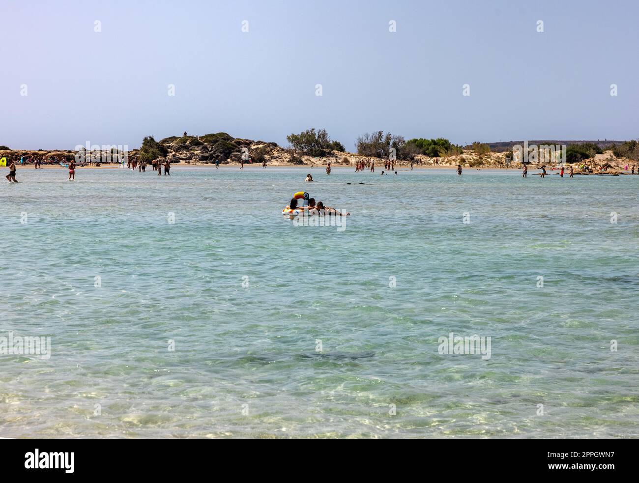La gente si rilassa sulla famosa spiaggia di corallo rosa di Elafonisi a Creta Foto Stock