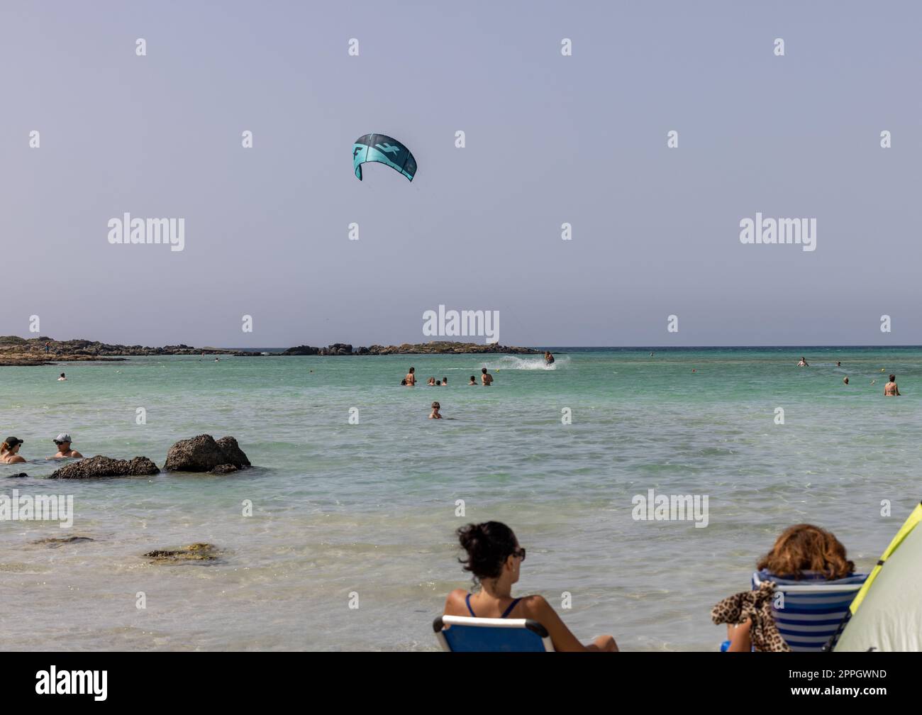 La gente si rilassa sulla famosa spiaggia di corallo rosa di Elafonisi a Creta Foto Stock