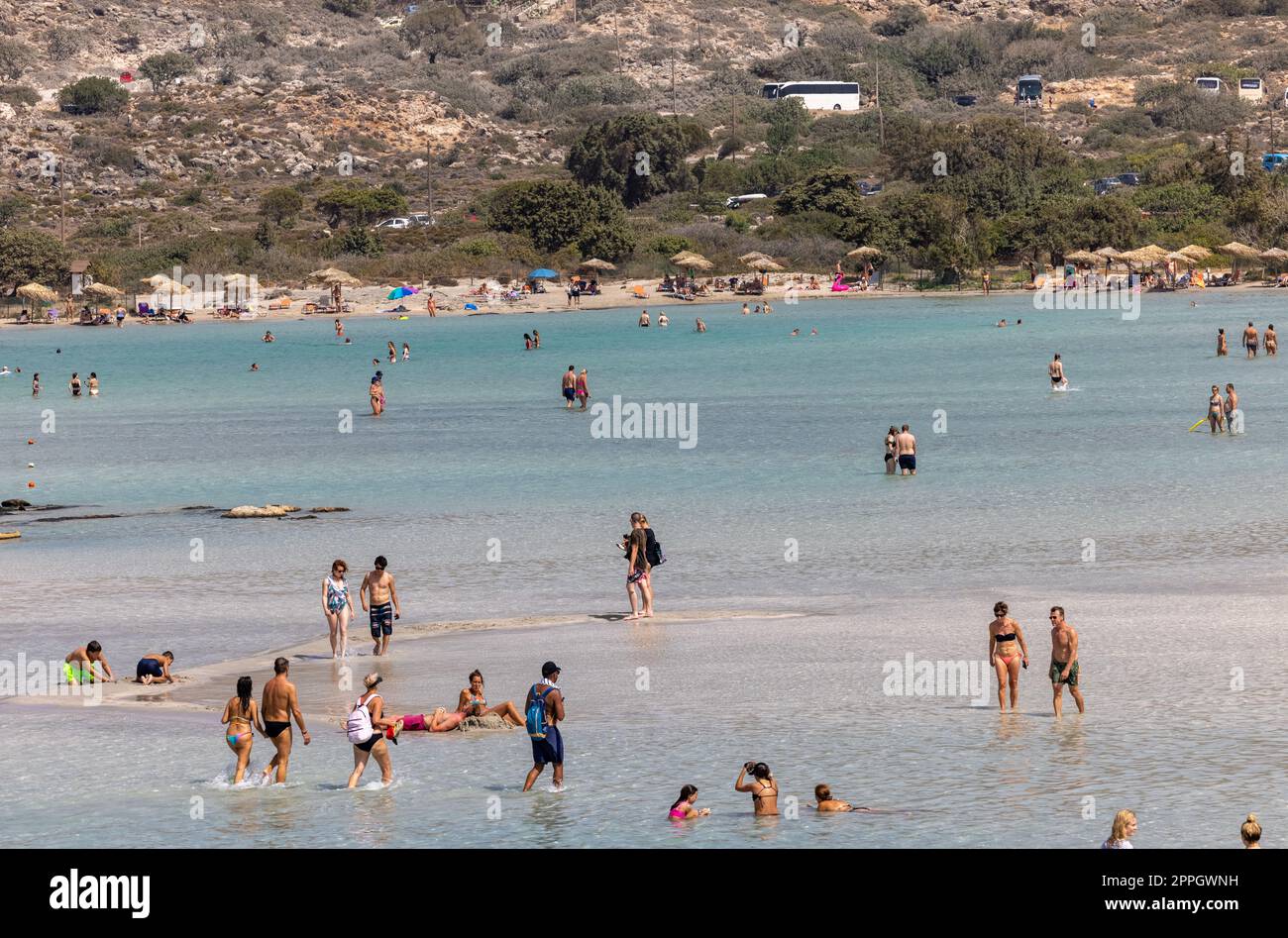 La gente si rilassa sulla famosa spiaggia di corallo rosa di Elafonisi a Creta Foto Stock