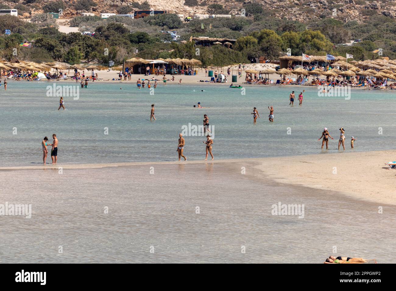 La gente si rilassa sulla famosa spiaggia di corallo rosa di Elafonisi a Creta Foto Stock