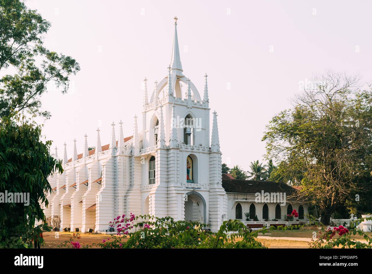 Saligao, Goa, India. Chiesa di Mae De Deus. Punto di riferimento locale Foto Stock