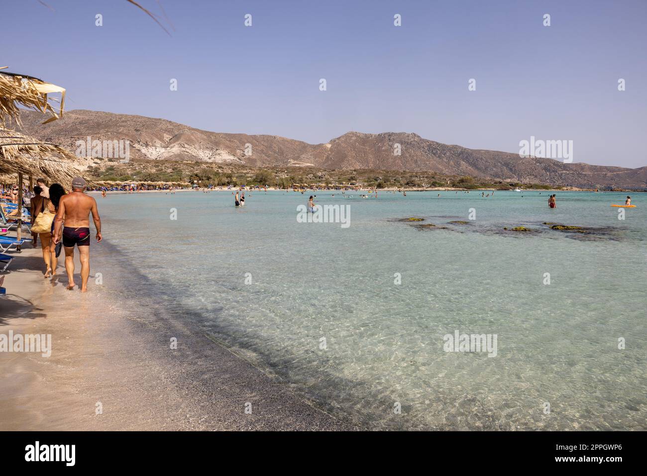 La gente si rilassa sulla famosa spiaggia di corallo rosa di Elafonisi a Creta Foto Stock
