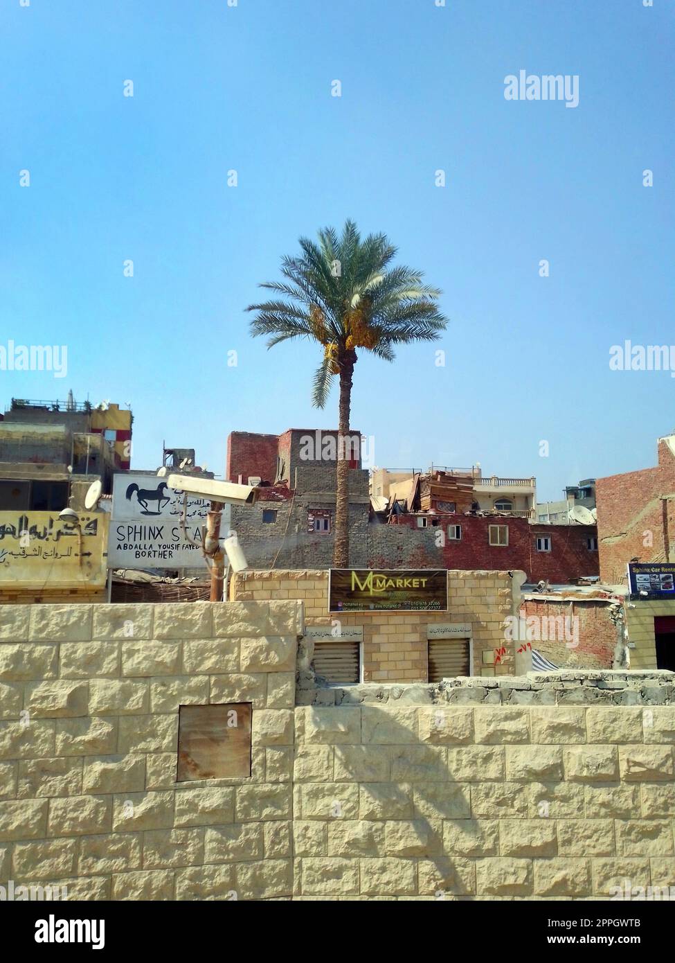 Sviluppo urbano del Cairo intorno all'altopiano di Giza Foto Stock