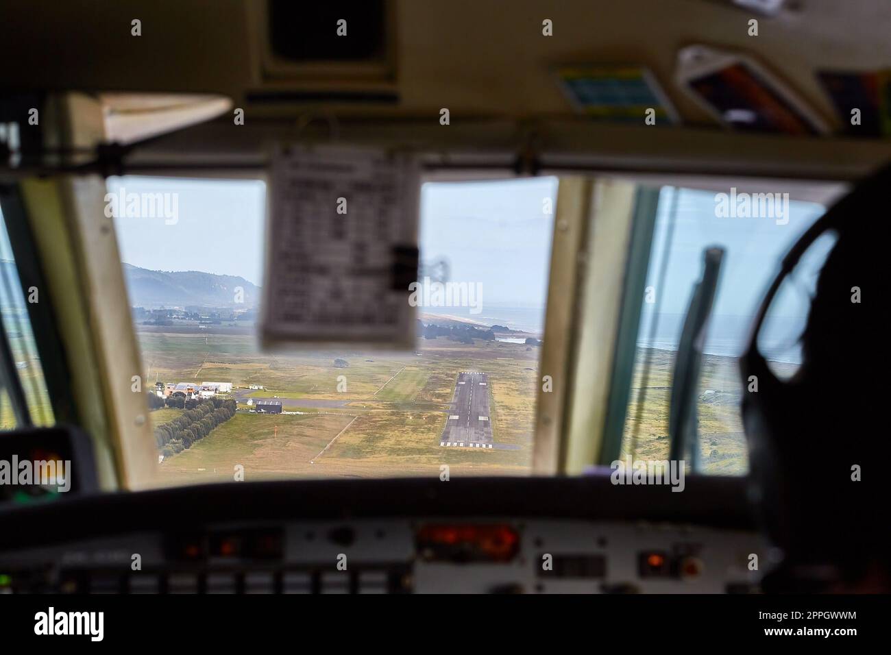 Controllo di un piccolo aeromobile nel ponte di volo, vista della pista Foto Stock